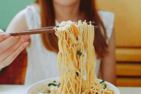娱乐吃瓜酱吃面条视频下载